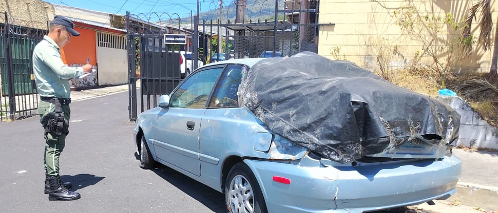 Advierten que retirarán vehículos abandonados en zonas prohibidas de Santa Tecla