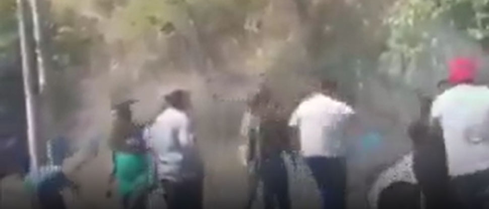 Captan cuando empleados de una constructora evitan que carro quede reducido a cenizas