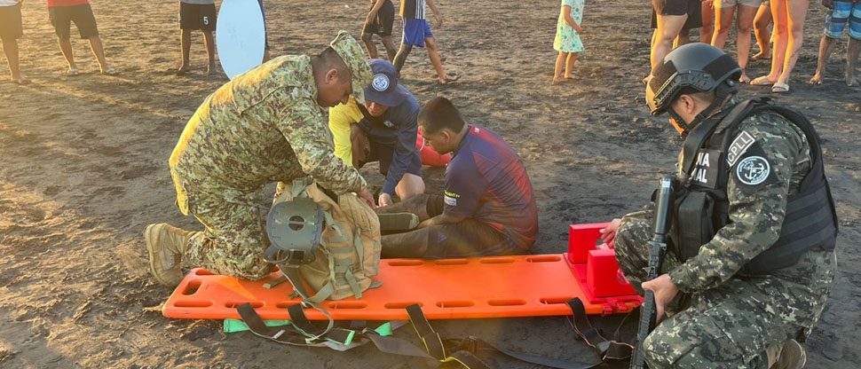 Efectivos de la Marina Nacional auxilian a joven que se quebró una pierna en El Mahahual 