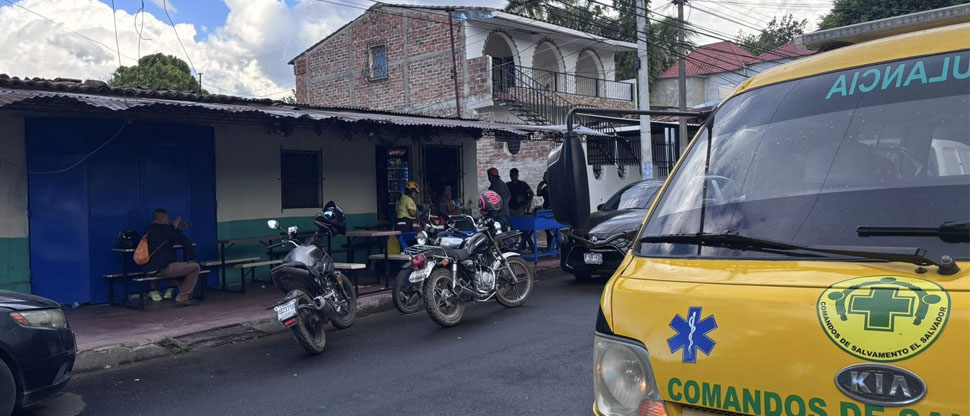 Auxilian a motociclista lesionado tras chocar con carro particular en Quezaltepeque