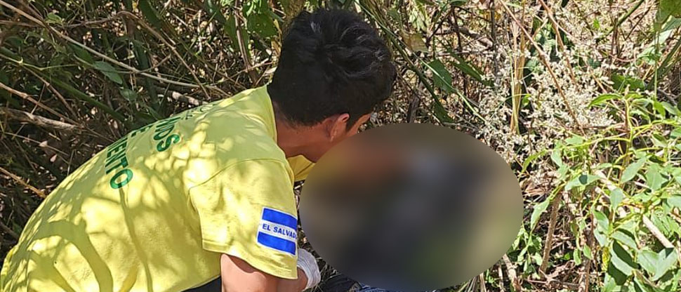 Motociclista fallece tras brutal choque contra árbol en Izalco