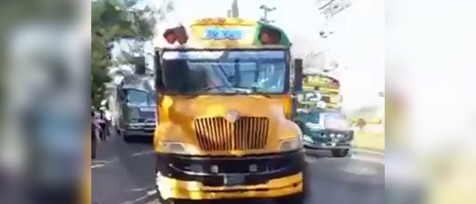 Intolerancia: motorista de la ruta 100 le atraviesa el bus a conductor de la 201