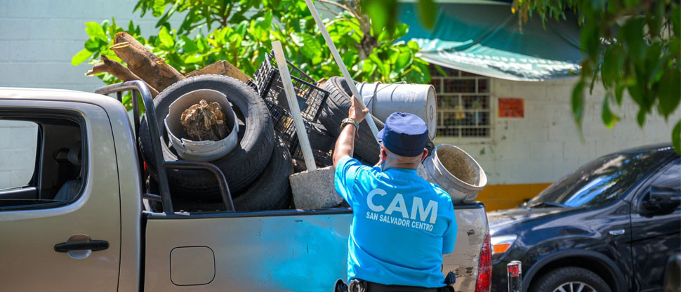 Retiran objetos que obstaculizan la circulación en la colonia Lincoln