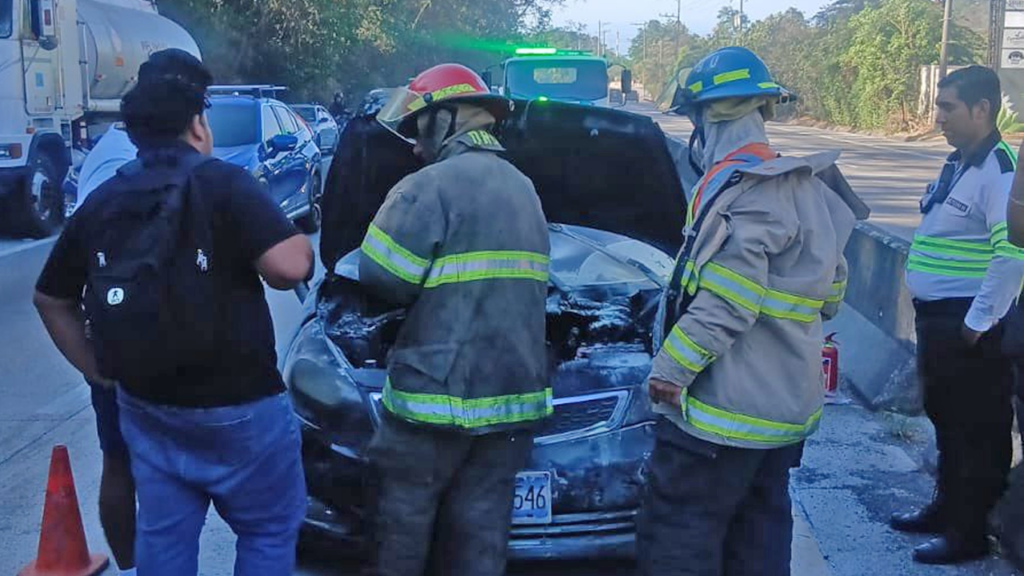 Bomberos sofocan conato de incendio en vehículo en carretera al Puerto de La Libertad