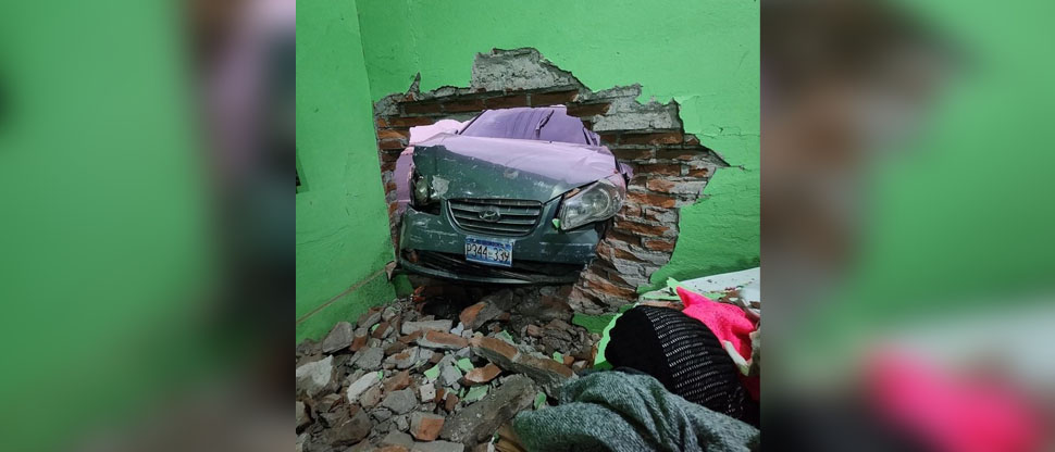 Automovilista borracho se mete hasta el dormitorio de una vivienda en Zacatecoluca