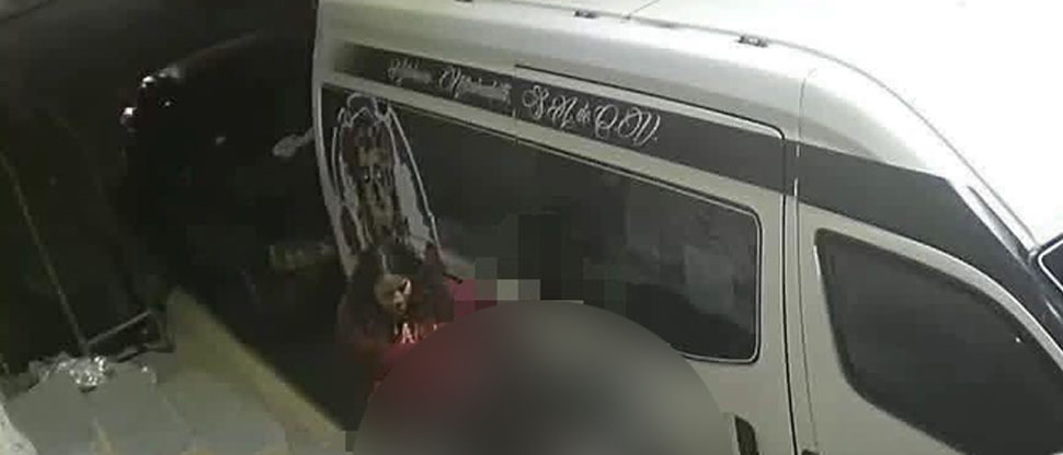 Residente de Soyapango expone a señoritas que hicieron sus necesidades frente a su casa