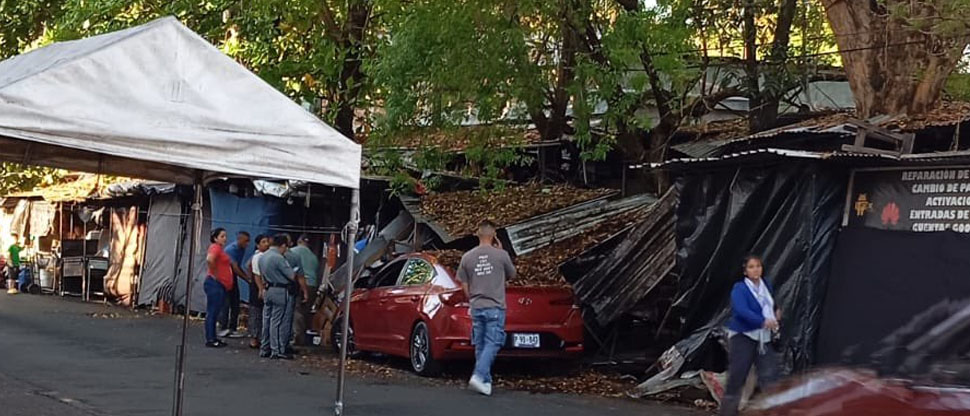 Conductor se duerme y se estrella contra varios puestos en el centro de Soyapango