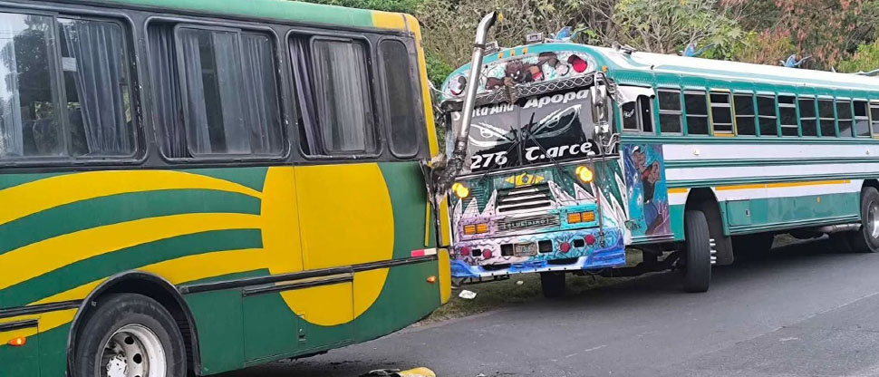 Bus de la ruta 276 casi le arranca el escape a uno de la ruta 201 en aparatoso choque