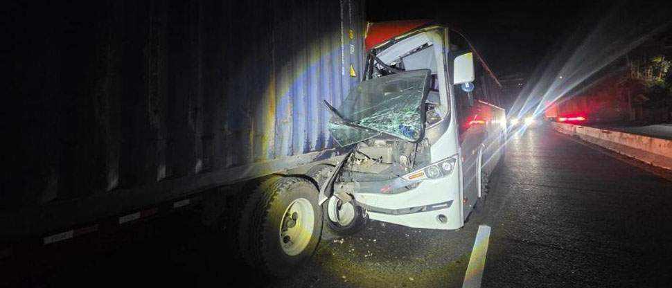 20 personas resultan lesionadas tras el choque de un bus de turismo en la ruta al Atlántico, Guatemala