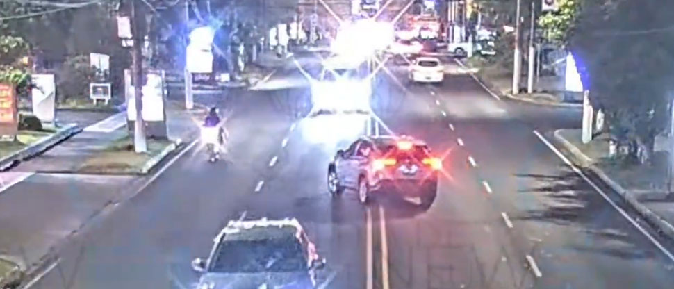 Invasión de carril y cruce doble línea amarilla provoca choque en Santa Tecla