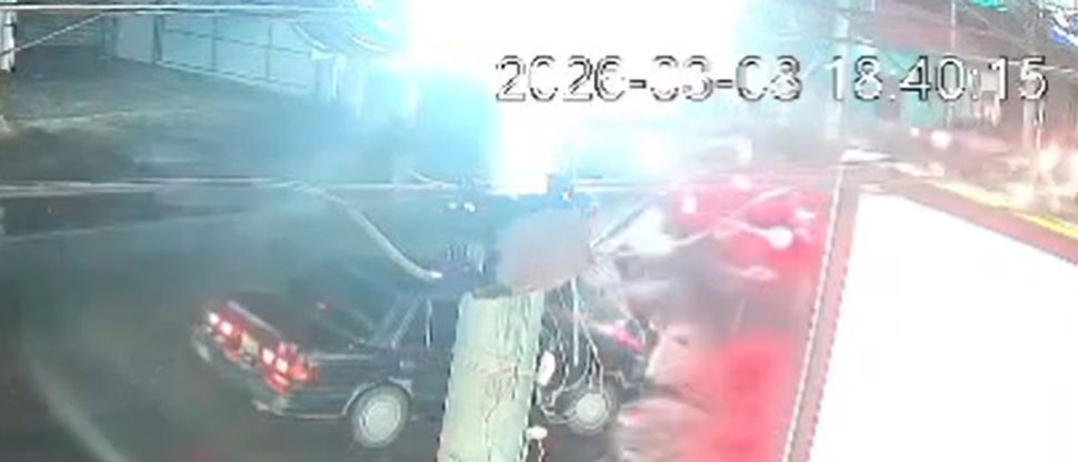 Captan instante cuando carro particular embiste a motociclista y se da a la fuga