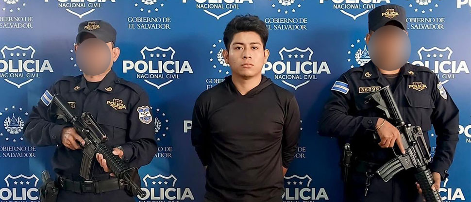 Capturan a joven que transportaba una bolsa de hierba seca y una báscula en su carro