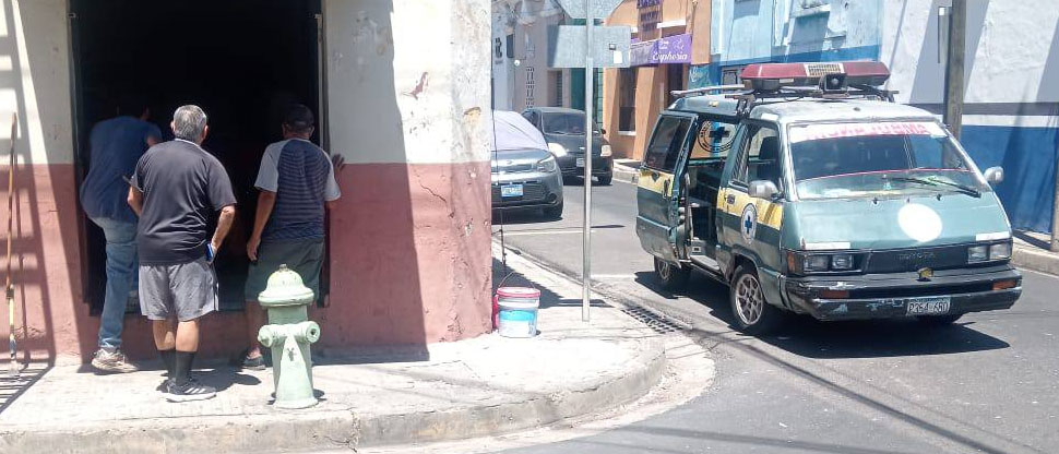 Auxilian a señor de 60 años tras caer de una escalera mientras trabajaba en Santa Ana 