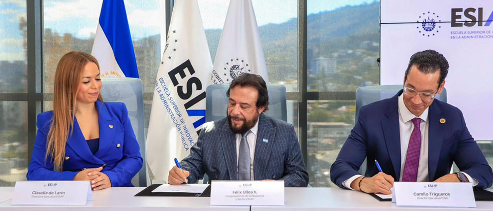 Vicepresidente Félix Ulloa firma acuerdo para capacitar en la ESIAP al personal del CNR