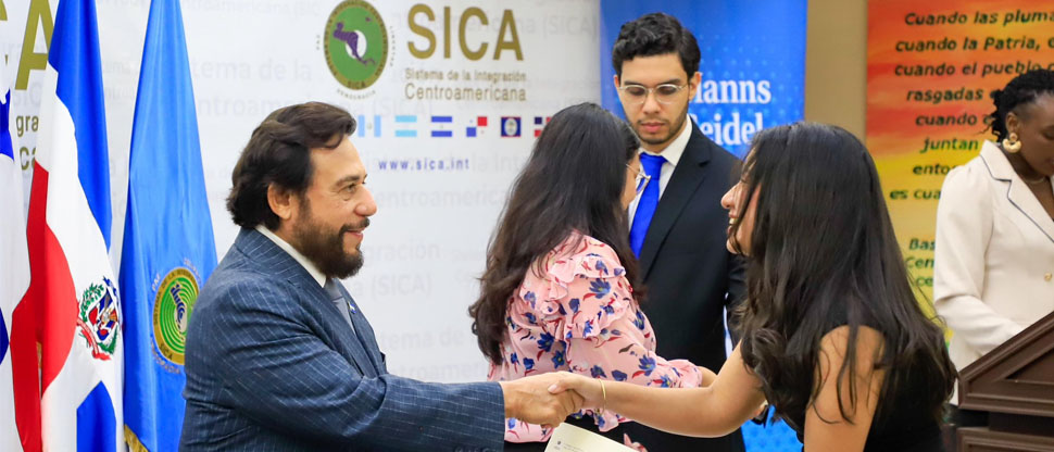 Vicepresidente Félix Ulloa preside la graduación VI Diplomado sobre el Sistema de la Integración Centroamericana