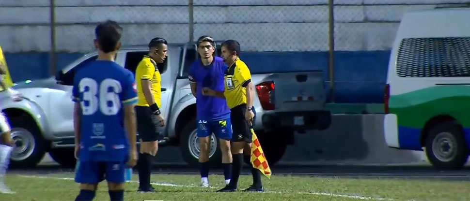 Dan espaldarazo al trabajo arbitral de Geovanni Zamora en el partido entre Zacatecoluca y Firpo