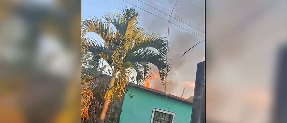 Reportan un fuerte incendio que consume 2 casas en Lourdes, La Libertad