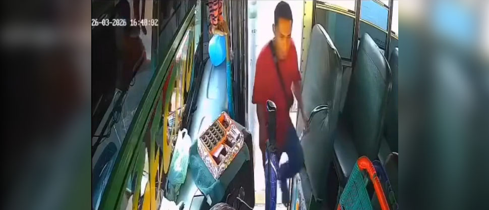 Captan a ladrón que pensó que nadie lo miraba y robó un celular en un bus de la ruta 216