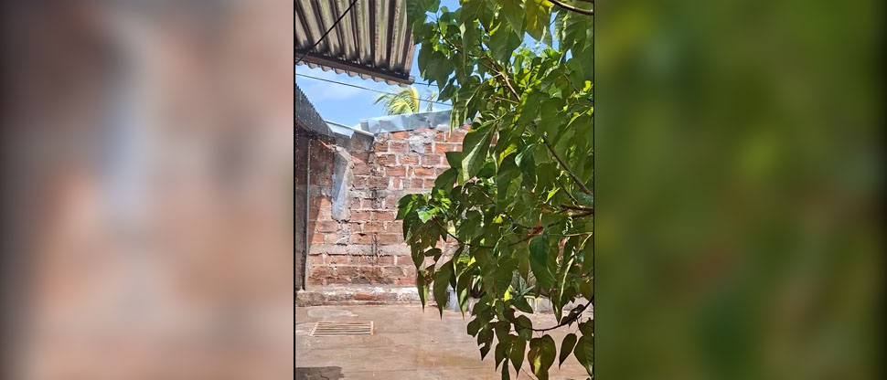 Captan inusual lluvia con bajo fuertes rayos de sol sobre Zacatecoluca