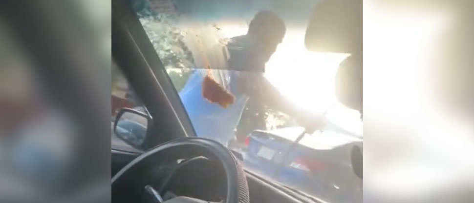 Denuncian a conductor que agredió con un pedazo de pizza a otro automovilista