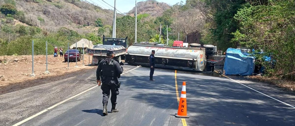 Cierran la circulación en la carretera Litoral tras vuelco de pipa que transportaba diésel