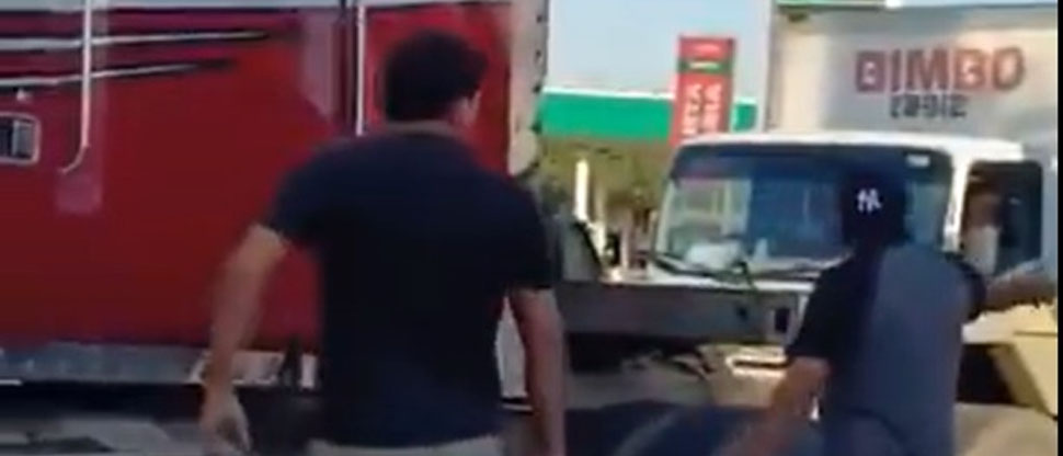 Busero y motorista de rasta se van a los golpes en el redondel Santa María, Santa Ana