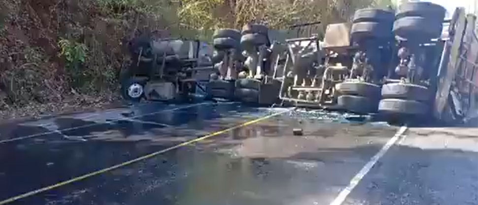 Pipa de combustible vuelca y derrama cientos de galones de diésel en la carretera Litoral