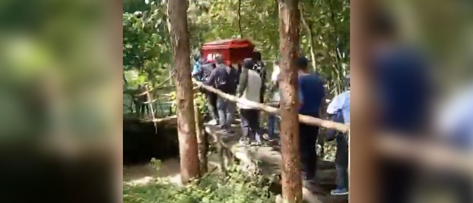 Captan instante cuando colapsa puente mientras cruzaba un cortejo fúnebre en Perú