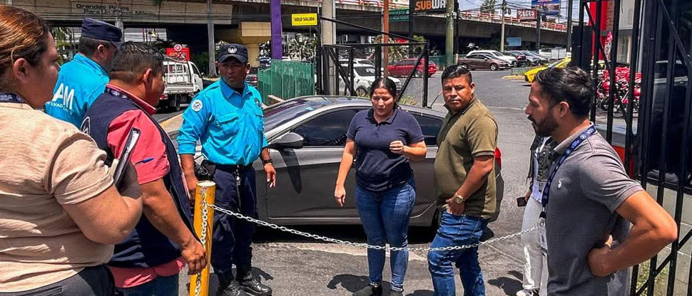 Retiran cadenas que obstaculizaban el paso peatonal en el centro comercial Autopista Sur 