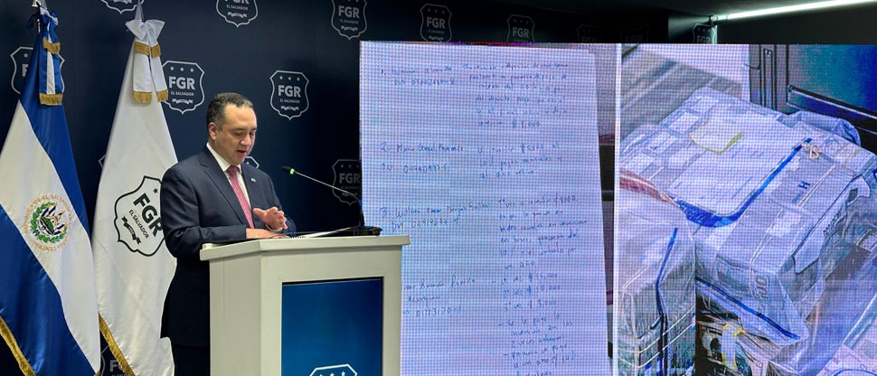 Anotaciones a mano en páginas sueltas forman parte de los “registros” de CrediCash