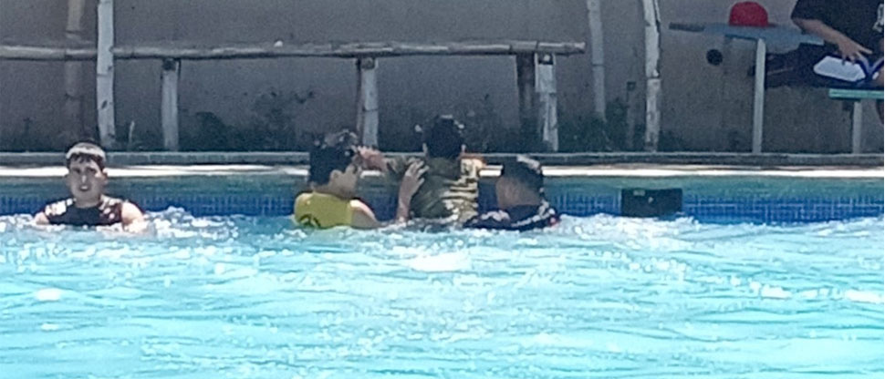 Guardavidas de Comandos de Salvamento rescatan a joven en piscinas del parque El Recreo