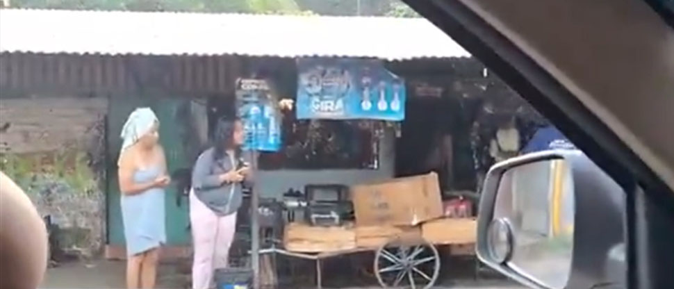 ¡Está bueno el chambre! Mujer sale en toalla para no perderse detalle de choque