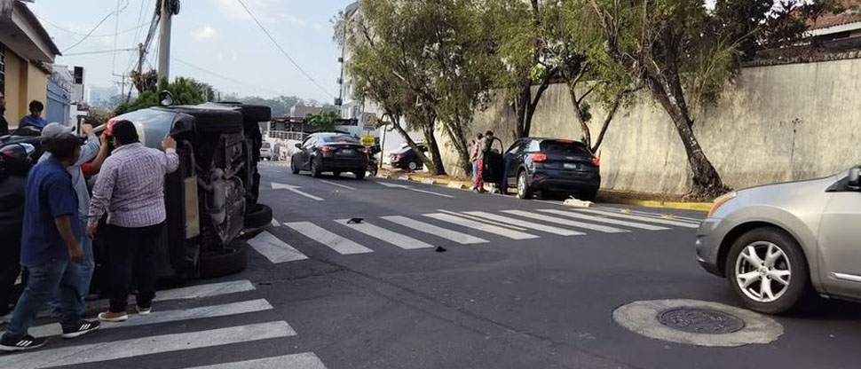 Carro vuelca tras fuerte choque con otro automotor en la colonia Escalón