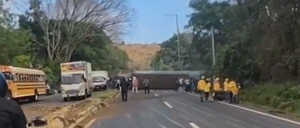 GUATEMALA: bus vuelca en la carretera a El Salvador, hay 10 lesionados