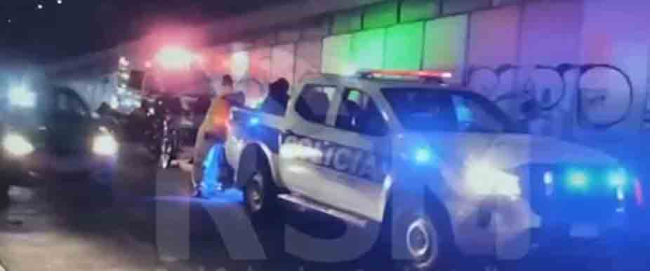 Biker pierde el control de motocicleta y choca en la parte trasera de vehículo