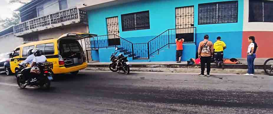 Mujer biker se accidenta tras encontrarse aceite derramado en Quezaltepeque