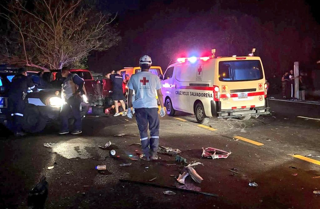 Aparatoso accidente deja dos lesionados en Cojutepeque