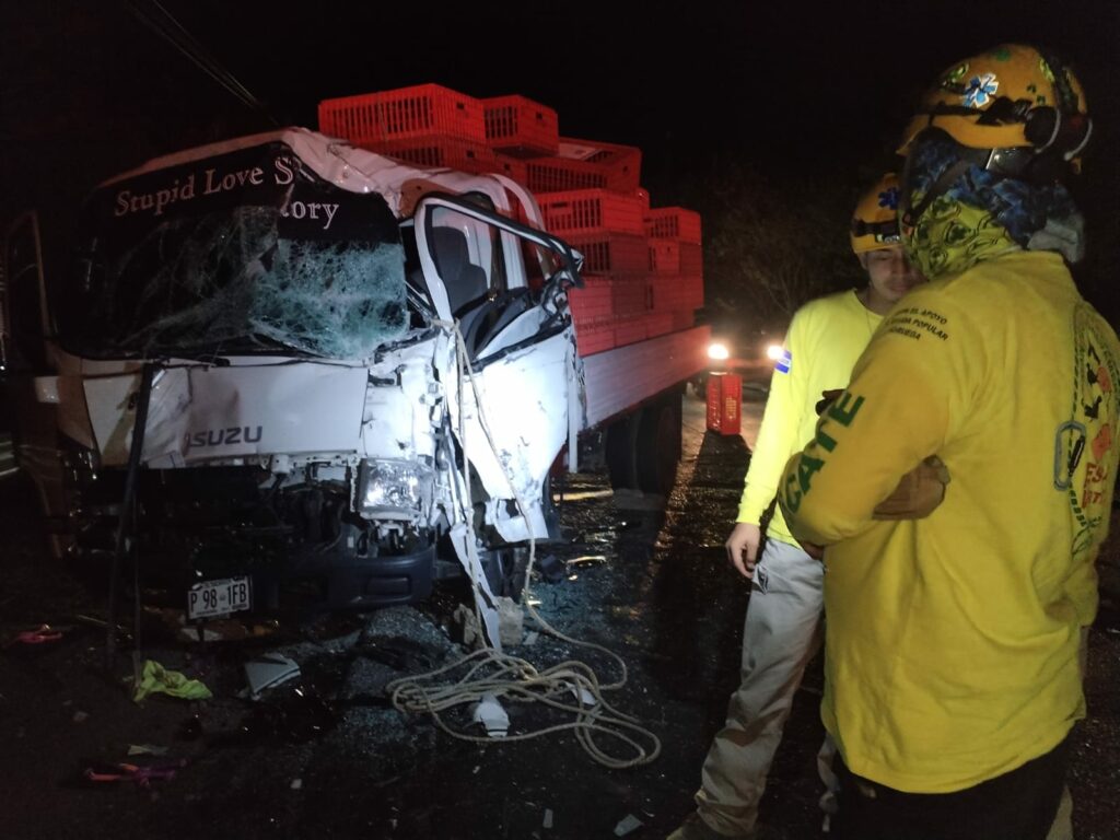 Conductor de camión queda atrapado entre los hierros retorcidos luego de chocar contra camión de basura en San Bartolo
