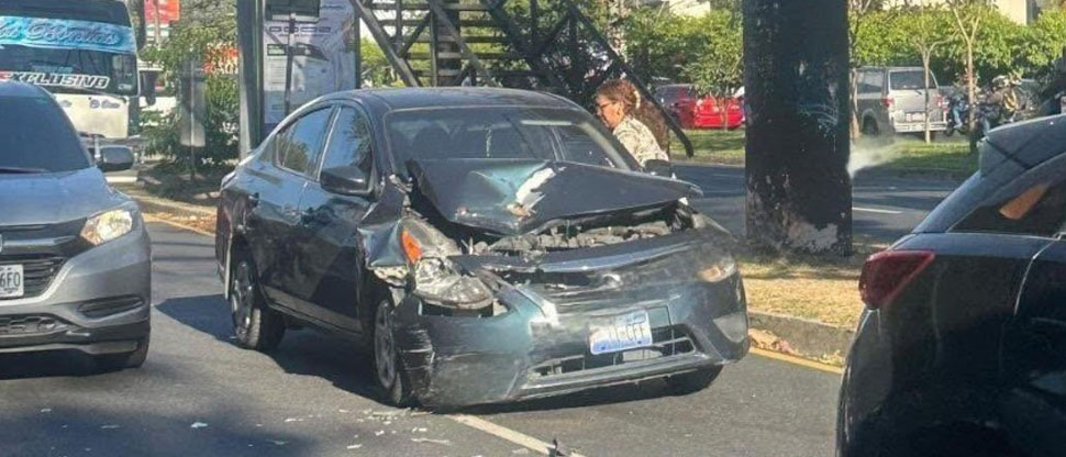 Distracción al volante provoca accidente y genera fuerte tráfico en Bulevar Los Próceres