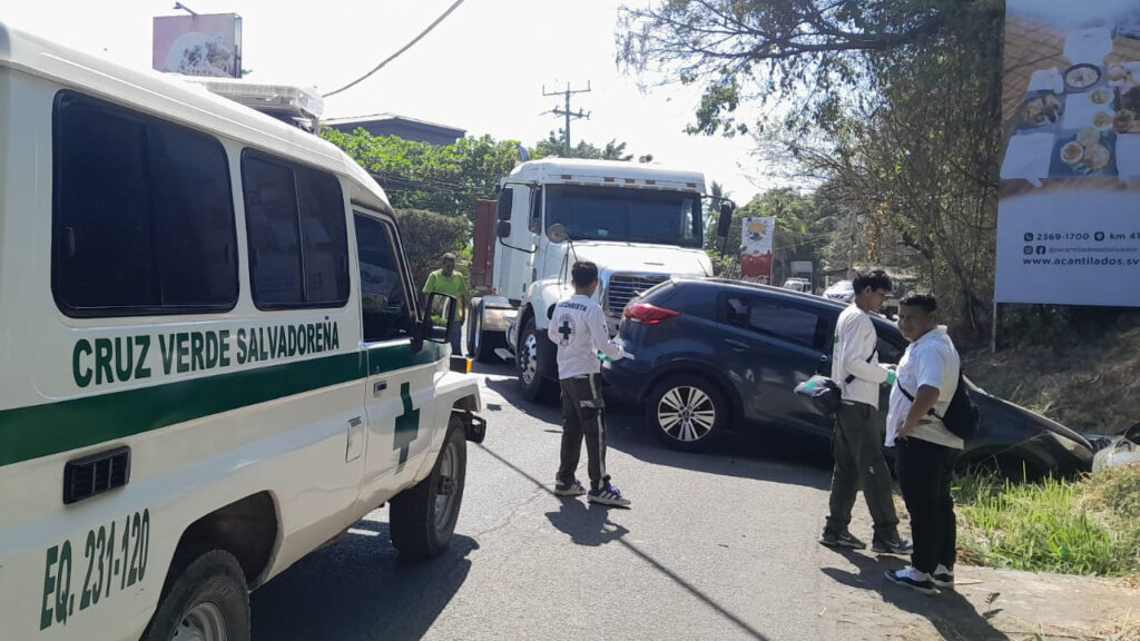 Rastra saca del camino a camioneta en carretera Litoral