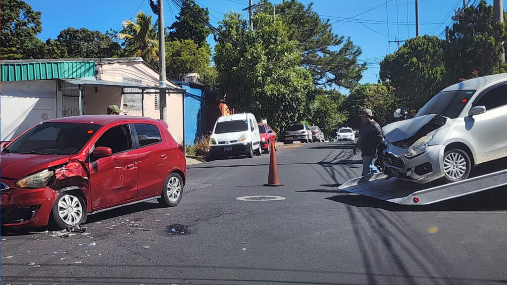 Irrespeto a señal de ALTO provoca nuevo accidente en San Salvador