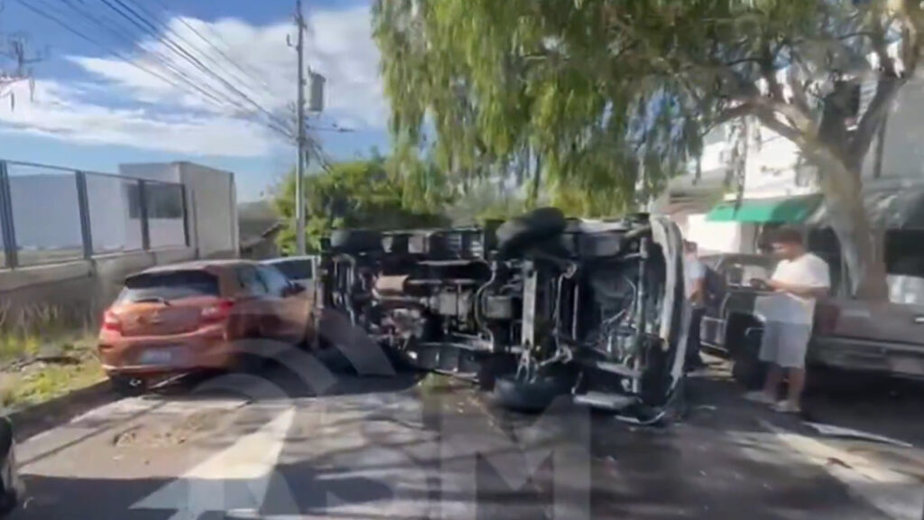 Conductor no respeta señal de ALTO y provoca grave accidente en San Salvador