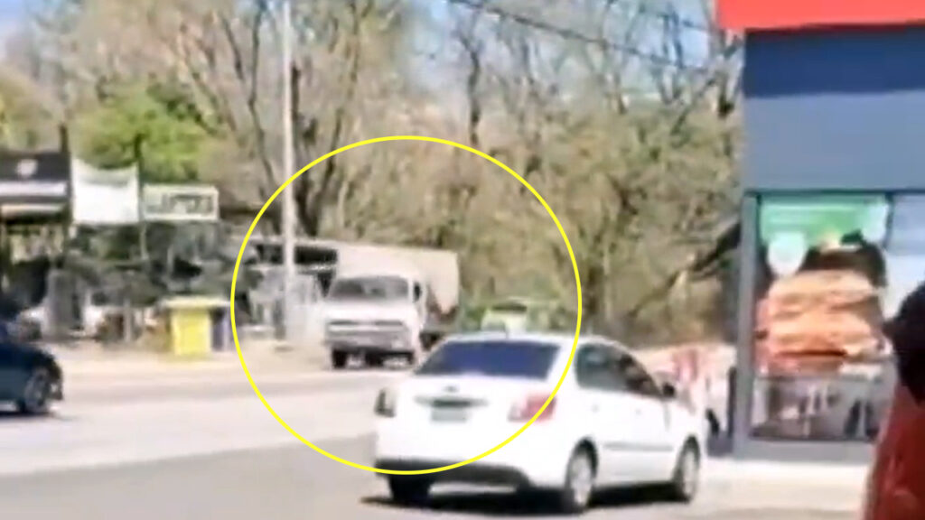 Conductor de camión pierde el control y se va de retroceso en Santa Ana