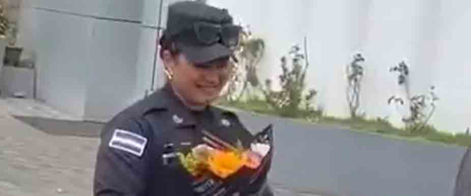 Viralizan momento cuando es sorprendida una agente al recibir un ramo de rosas