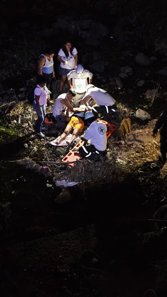 Anciana de 70 años cae a barranco de 10 metros en Santa Ana