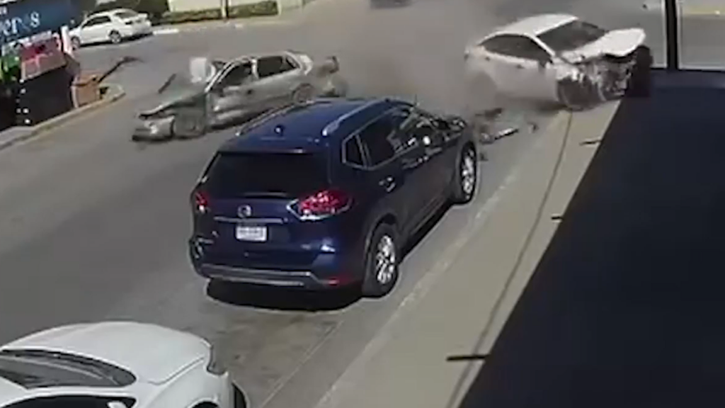 México: auto termina al interior de un restaurante tras aparatoso accidente