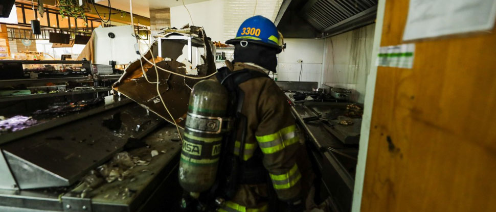 Bomberos controlan incendio en Centro Comercial Plaza Bambú