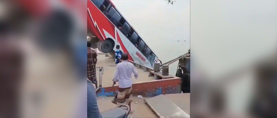 Bangladesh: al menos 35 personas desaparecidas tras caer un autobús en el río Padma