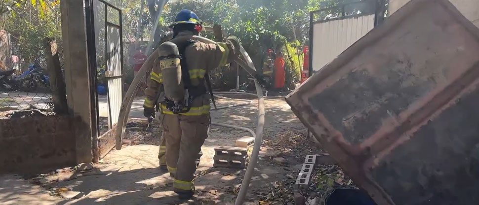 Bomberos sofocan incendio de vivienda en Chalatenango