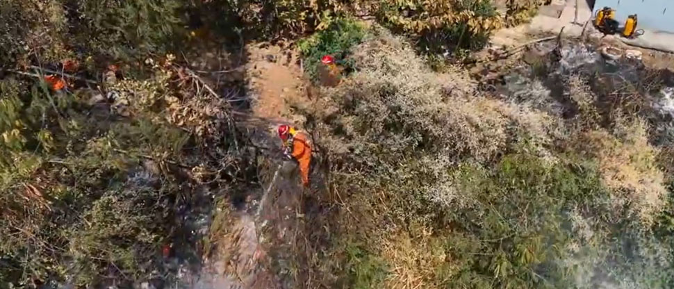 Bomberos trabaja en la extinción de un incendio de maleza seca en Apopa